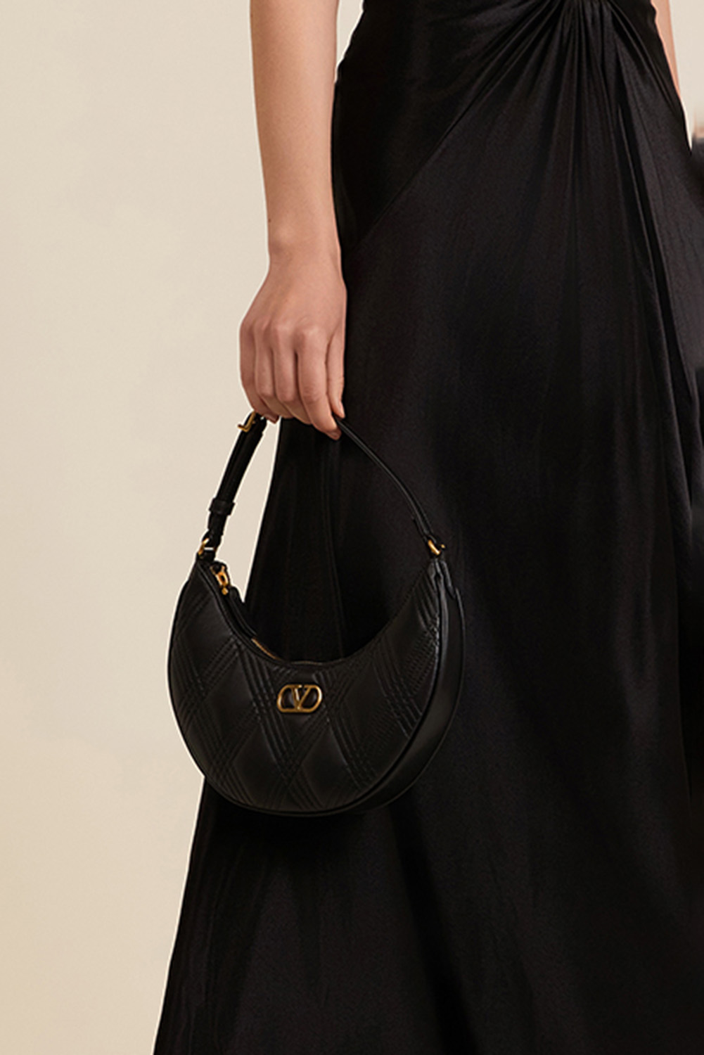 תמונת כל הלוק של תיק כתף מיני